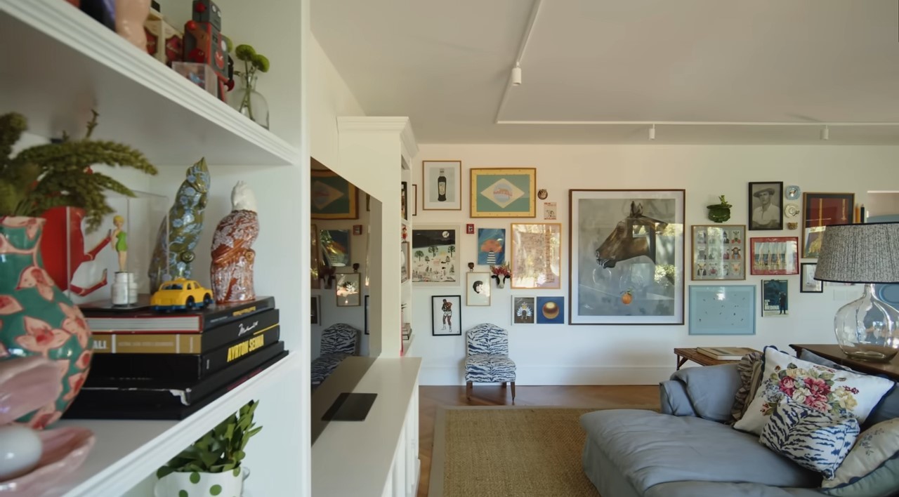 Detalhe da decoração da casa de Chay Suede em São Paulo — Foto: Reprodução YouTube / Casa Vogue