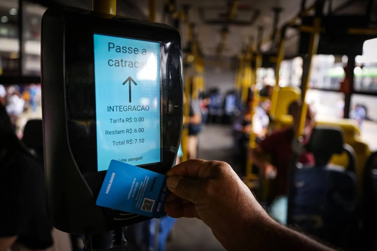 Imagem colorida de pagameento de passagem - Metrópoles