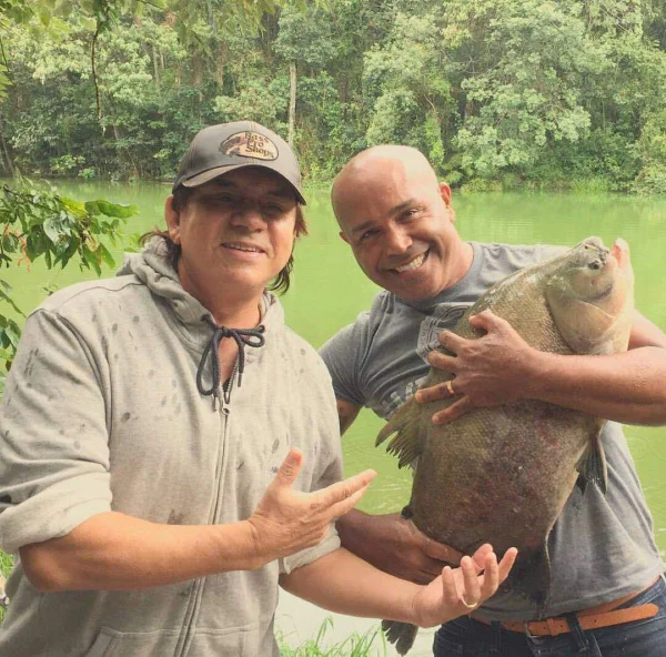 Chitãozinho e Xororó homenageiam Rick após queda de helicóptero. Veja fotos - destaque galeria