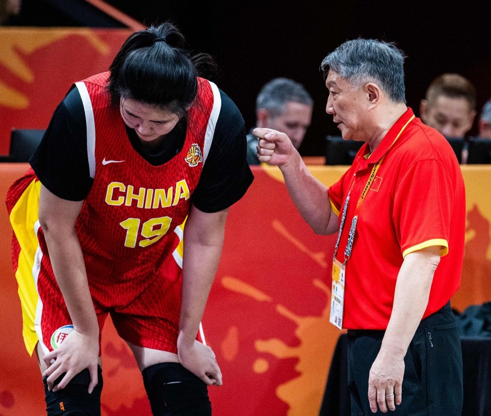 Zhang Ziyu durante a partida do Grupo D da Copa do Mundo de Basquete Feminino da FIBA de 2026 entre EUA e China, na Max-Schmeling-Halle, em Berlim — Foto: Joan MacDougall / AFP