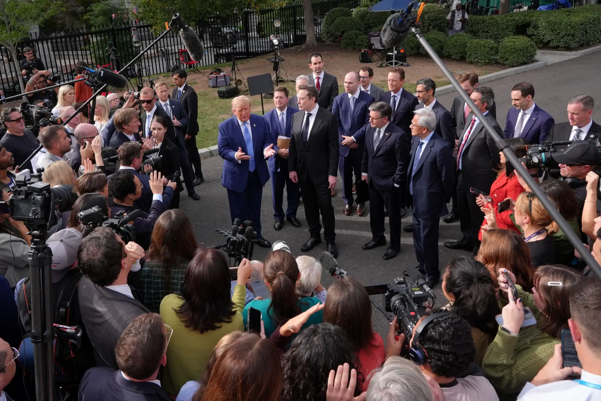 El presidente Donald Trump habla con periodistas en la Casa Blanca, en Washington, el martes 29 de septiembre de 2026, tras reunirse con altos ejecutivos de empresas de inteligencia artificial.