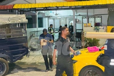 Seorang wanita ditahan polis selepas dipercayai menikam ibunya sehingga maut dalam kejadian di sebuah rumah di Taman Wang, Menglembu pada Ahad.