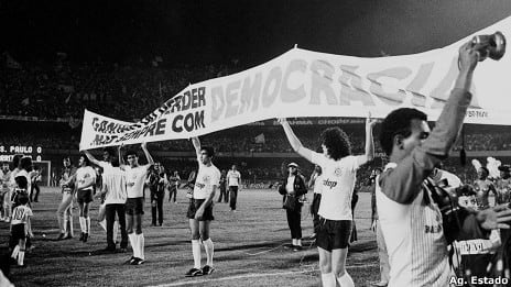Com ódio, o Corinthians acabou com a Democracia Corinthiana. ‘Quando o Sócrates foi vendido, o sonho acabou. Fomos banidos.’ Juninho Fonseca