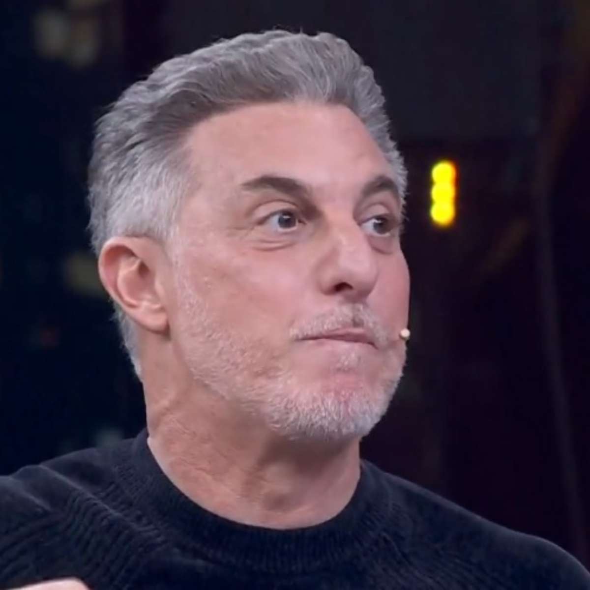 Luciano Huck e Globo são investigados após o apresentador sugerir site na véspera das eleições; entenda