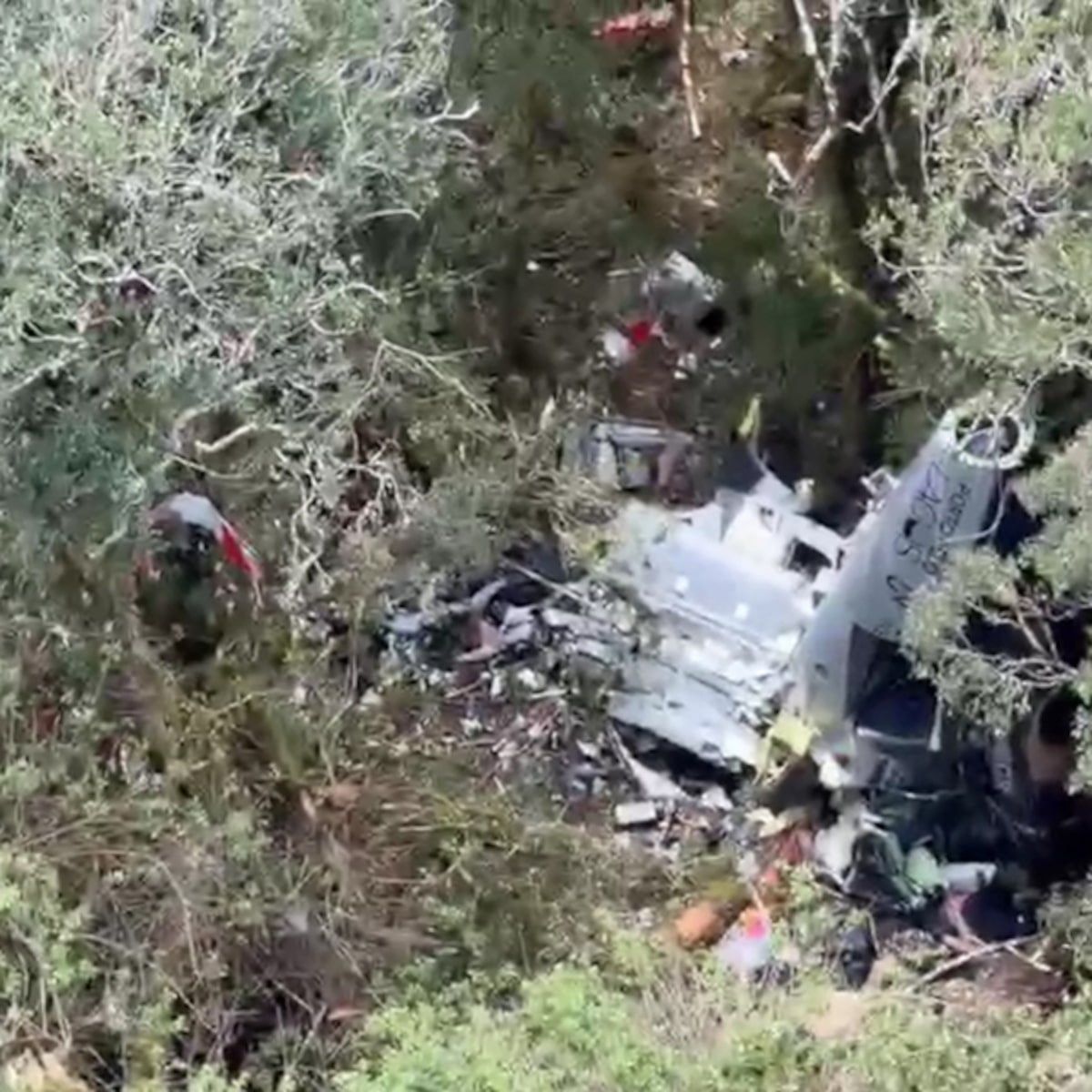 Vídeo mostra local da queda em SC e destroços de helicóptero que levava Rick e mais 4 pessoas