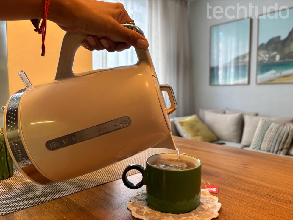 Chaleira elétrica retrô está com desconto de 27% na Amazon