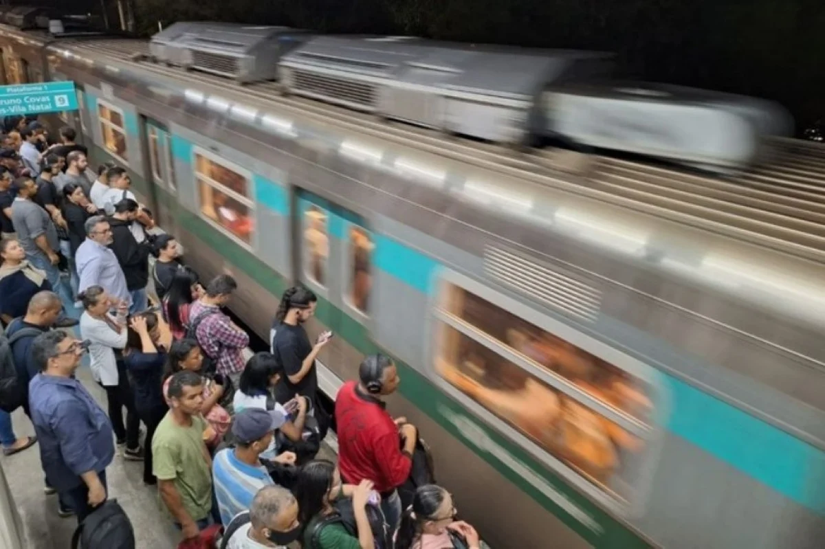 Imagem mostra passageiros diante de trem da Linha 9-Esmeralda - Metrópoles