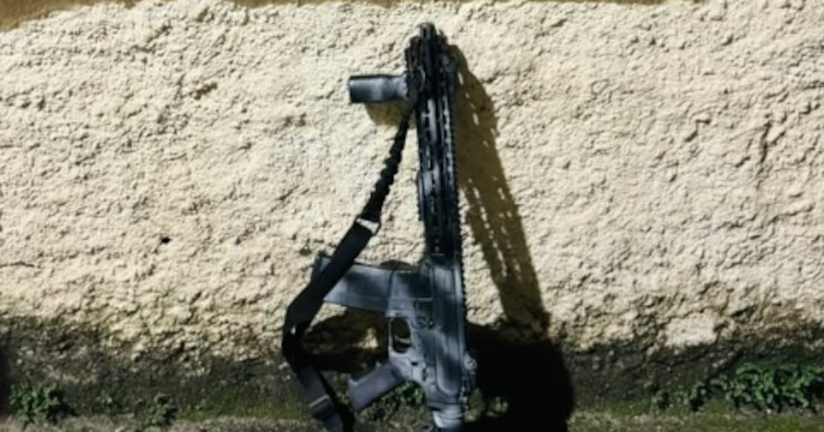PM prende dois homens e apreende fuzil e drogas durante operação em São Gonçalo (RJ)