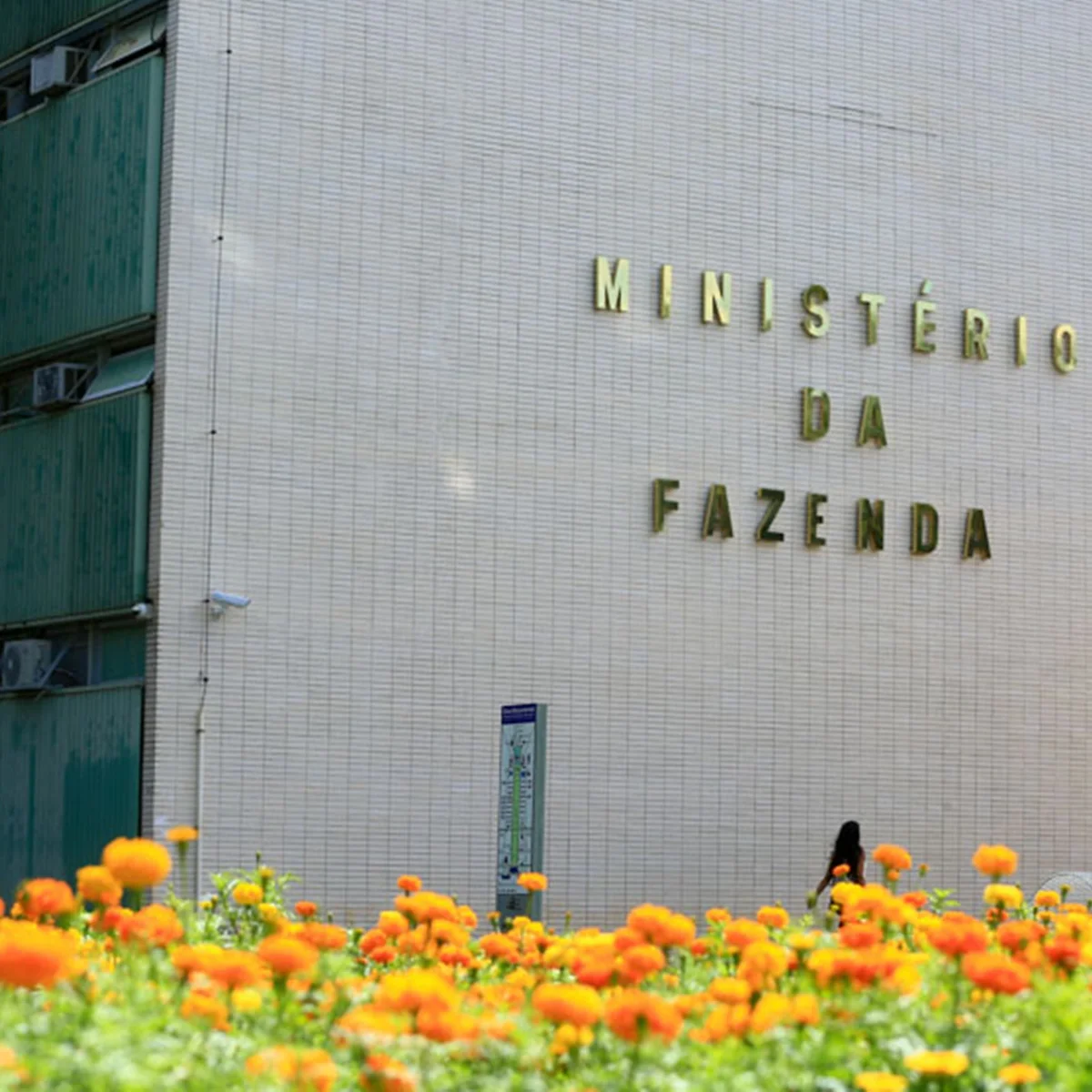 Fazenda reduz para 2% a projeção do PIB em 2026 e 2,3% em 2027
