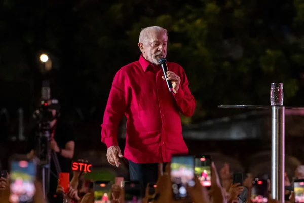 Lula ganha fôlego em pesquisas e deve evitar debate às vésperas do 1º turno