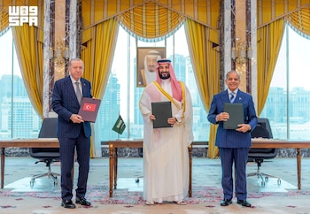 FOTO DE ARCHIVO. El presidente turco Tayyip Erdogan, el príncipe heredero saudí, Mohammed bin Salman, y el primer ministro paquistaní, Shehbaz Sharif, posan tras la firma de un acuerdo de defensa conjunto en La Meca, Arabia Saudita, el 7 de agosto de 2026. Agencia de Prensa Saudí/Imagen cedida a través de REUTERS