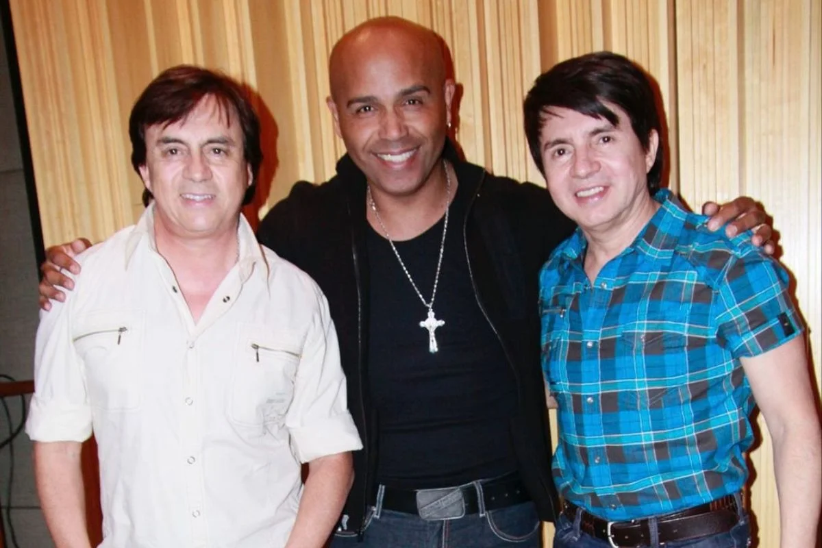 Chitãozinho e Xororó homenageiam Rick após queda de helicóptero. Veja fotos