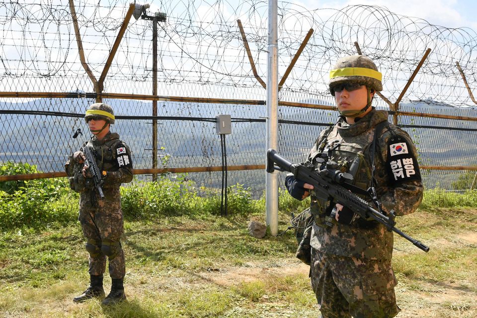 Südkoreanische Soldaten überwachen die Suche nach Landminen innerhalb der Demilitarisierten Zone