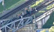 Passageiros andam nos trilhos após falha que interrompeu operação nas linhas 11, 12 e 13 de trens