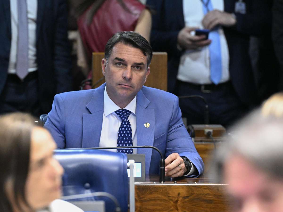 Ex-sócio de Flávio Bolsonaro relata pagamento de Rolex, encontros de senador com gp e lobby com Kassio, diz site