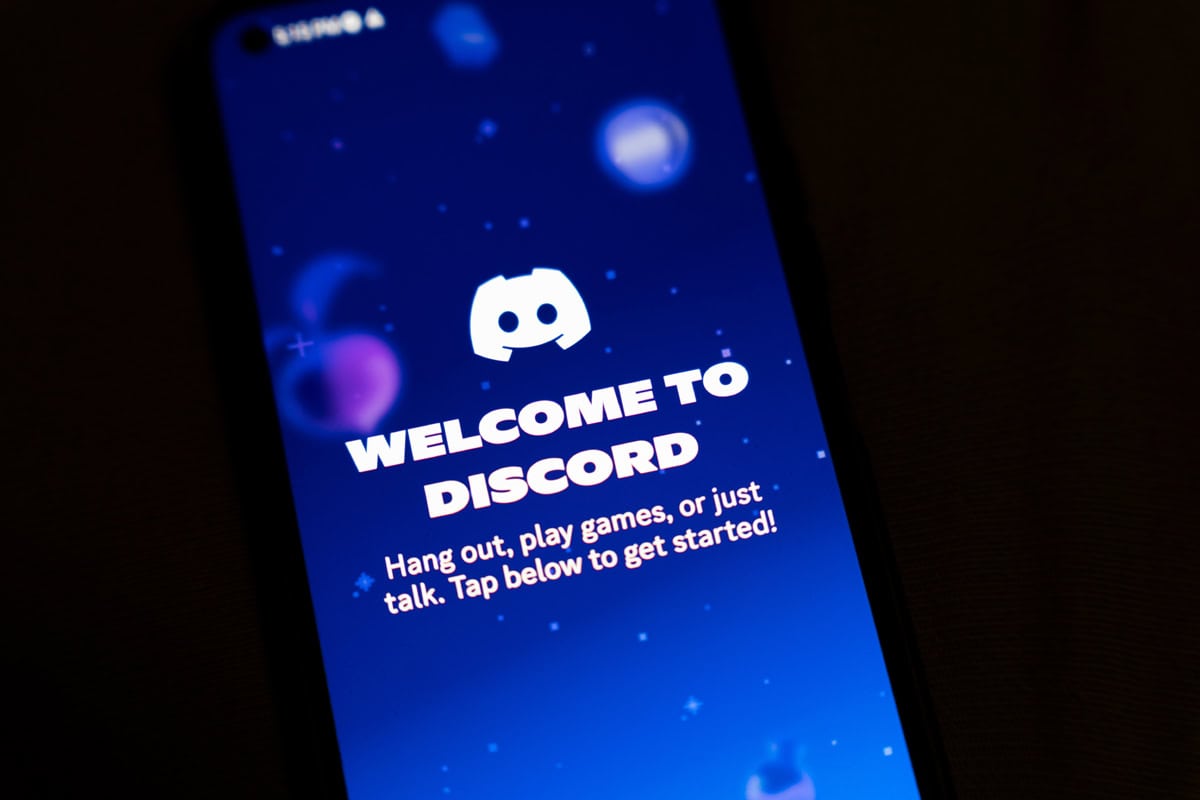 Uma tela de smartphone exibe o aplicativo Discord