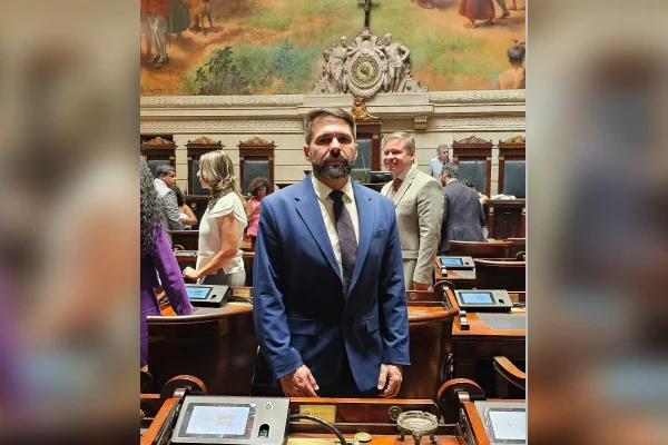 Vereador do RJ é preso em operação após PF achar fuzis e submetralhadora