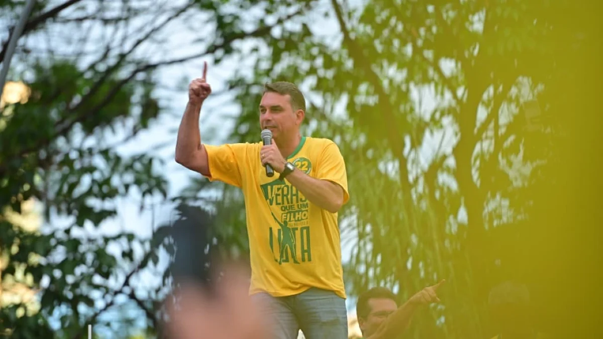 A santa que tira o sono de Flávio Bolsonaro
