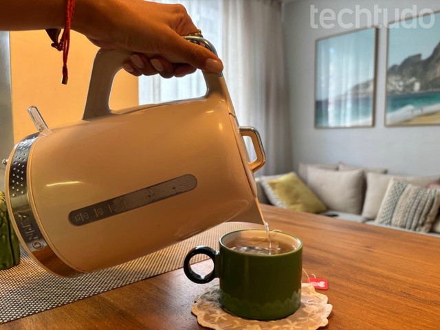 Chaleira elétrica retrô está com desconto de 27% na Amazon
