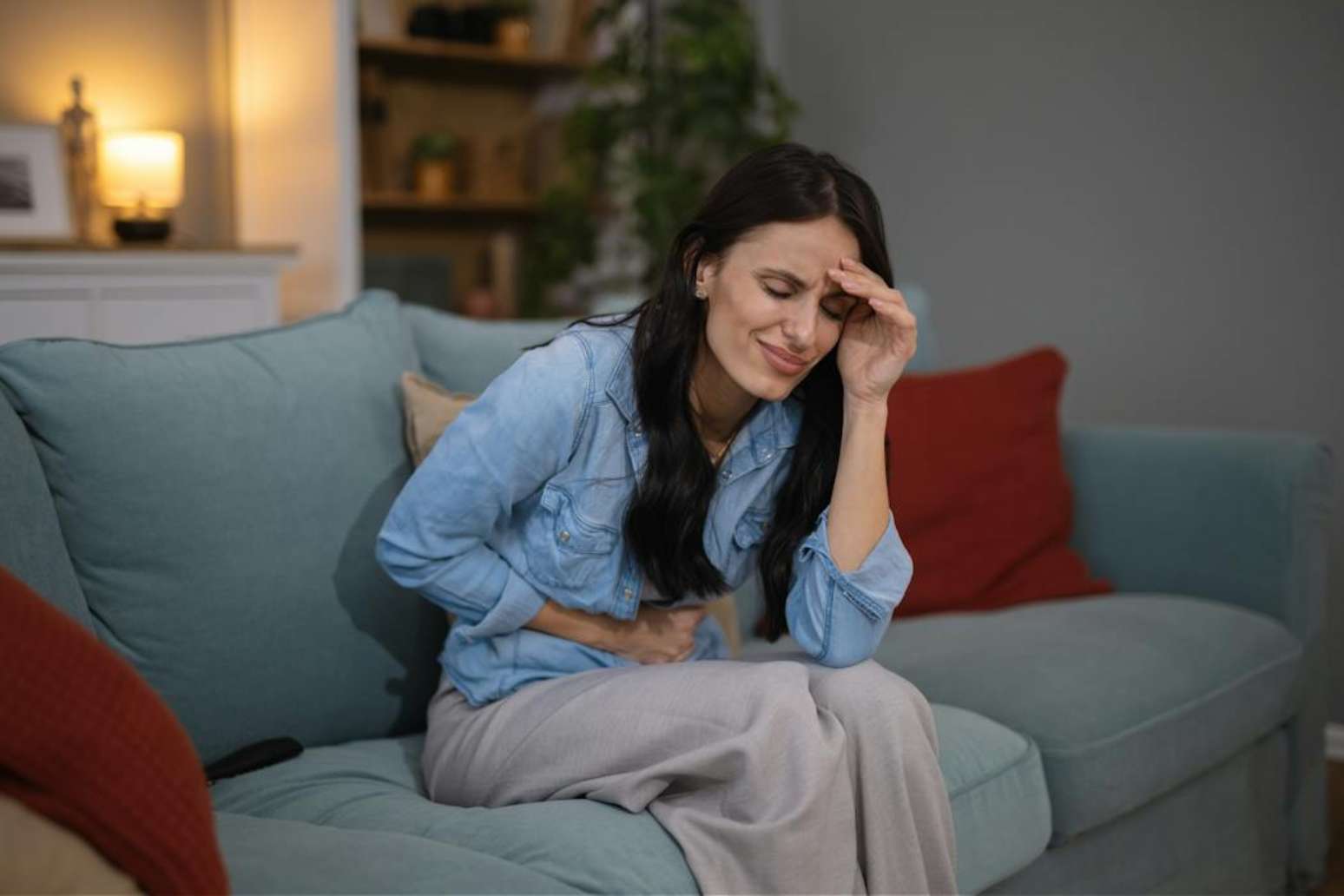 Normaliza&ccedil;&atilde;o da dor pode contribuir para atrasar a busca por ajuda: &eacute; recomend&aacute;vel solicitar uma avalia&ccedil;&atilde;o m&eacute;dica se a dor for intensa ou incapacitante, piorar progressivamente ou persistir apesar do tratamento habitual. DexonDee/Shutterstock