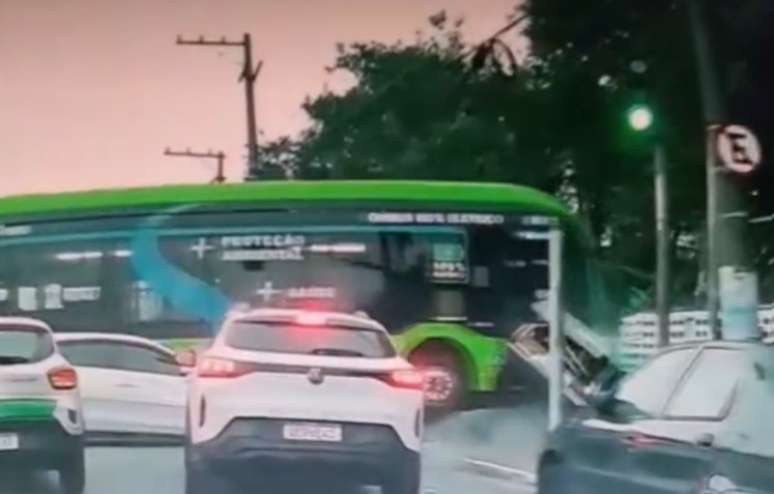 Ônibus atinge carros e bate em muro de escola no Jabaquara, em São Paulo