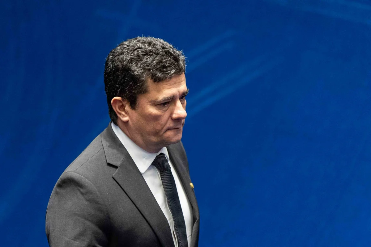 O senador Sergio Moro, sobre fundo azul -- Metrópoles