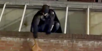 Homem vestido de Batman persegue ladrão e recupera bolsa roubada na Inglaterra Foto: Reprodução