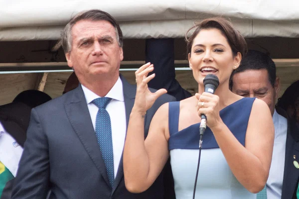 Juiz revoga liminar e libera propaganda de Michelle com imagem de Bolsonaro