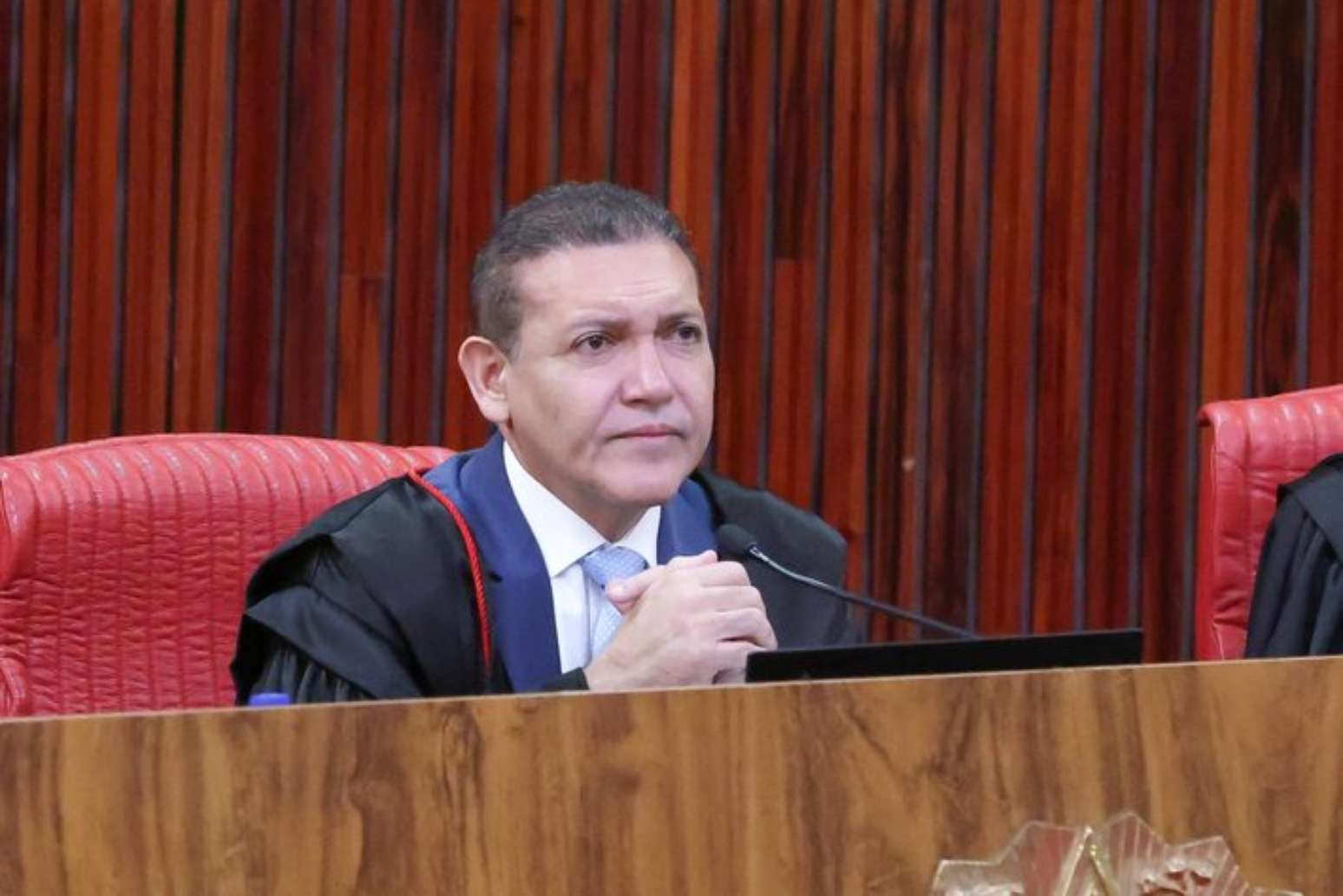 O presidente do TSE, Kassio Nunes Marques, reclama de interferência entre cortes ao presidente do STF, Edson Fachin