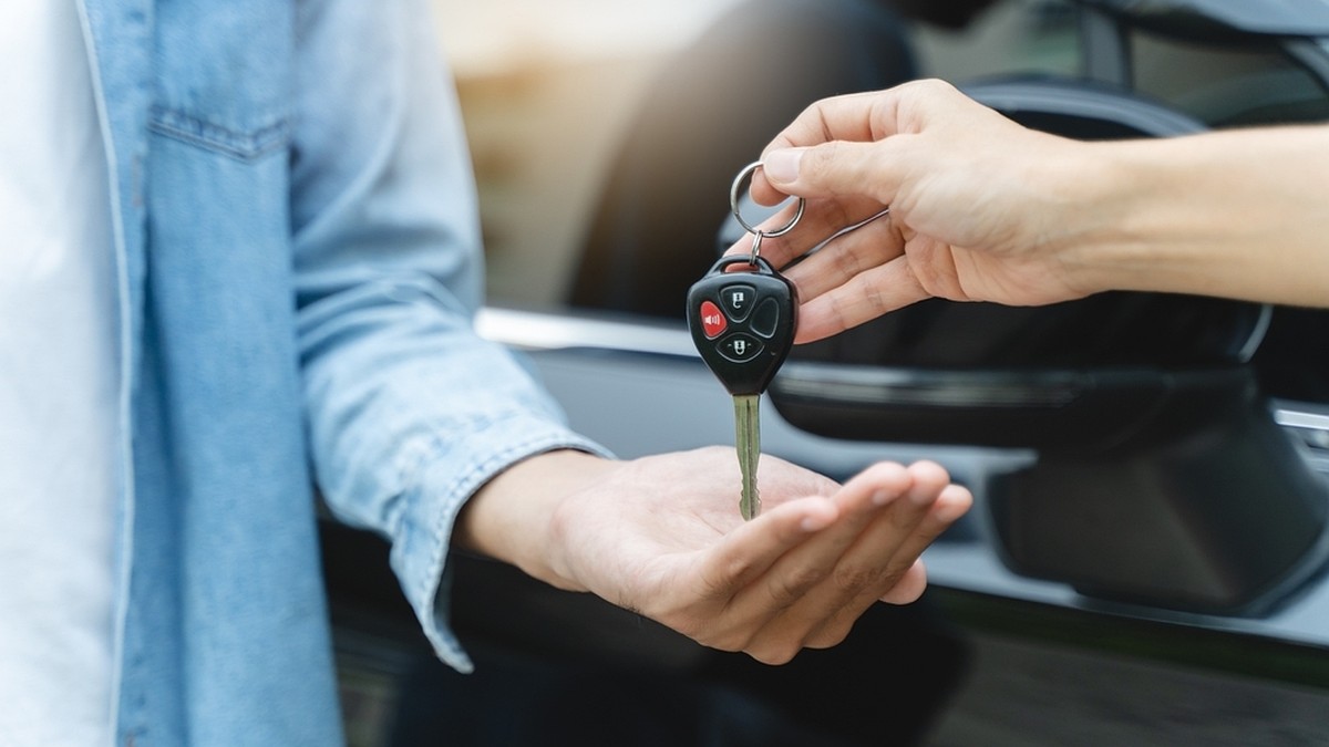 "Não vá sozinho para a revisão": guia para comprar o primeiro carro de jovens compradores