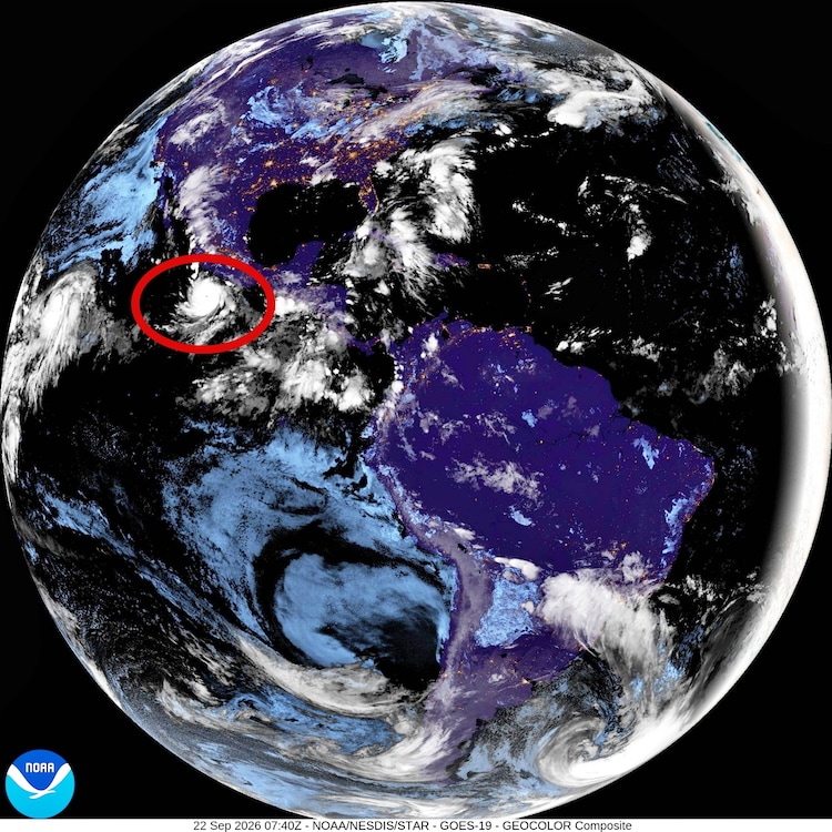 Imagem da matéria: O furacão Polo se transforma em um furacão de Categoria 4 e parece monstruoso nas últimas imagens de satélite.