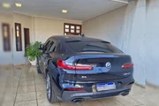 Durante as buscas realizadas na residência do casal apontado como responsável pelas empresas, foram apreendidos dois veículos de luxo: uma BMW X4, avaliada em aproximadamente R$ 300 mil, e um Audi A5, estimado em R$ 150 mil