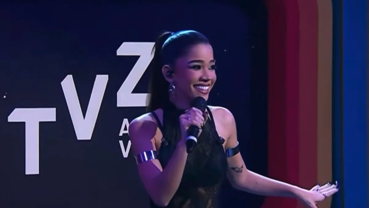 Tília interrompe apresentação após perrengue ao vivo. Veja vídeo