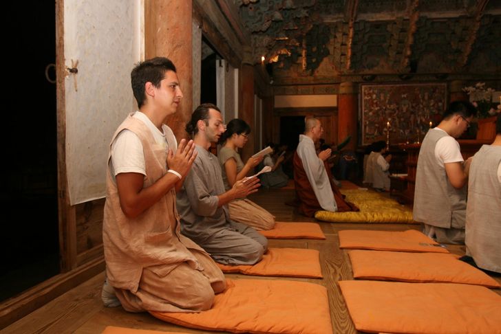 Foreign nationals sit in meditation during a templestay program at Mihwang Temple in Haenam, South Jeolla Province. Hankook Ilbo