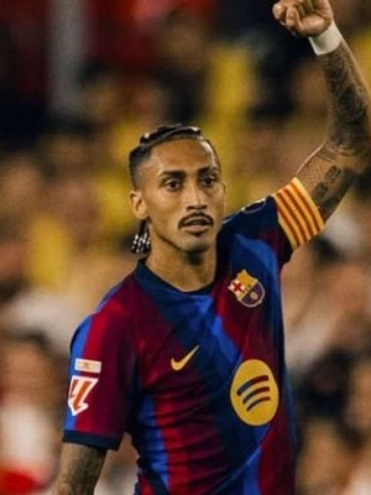 Raphinha "atropela" Messi e fica a um gol de recorde de Cristiano Ronaldo