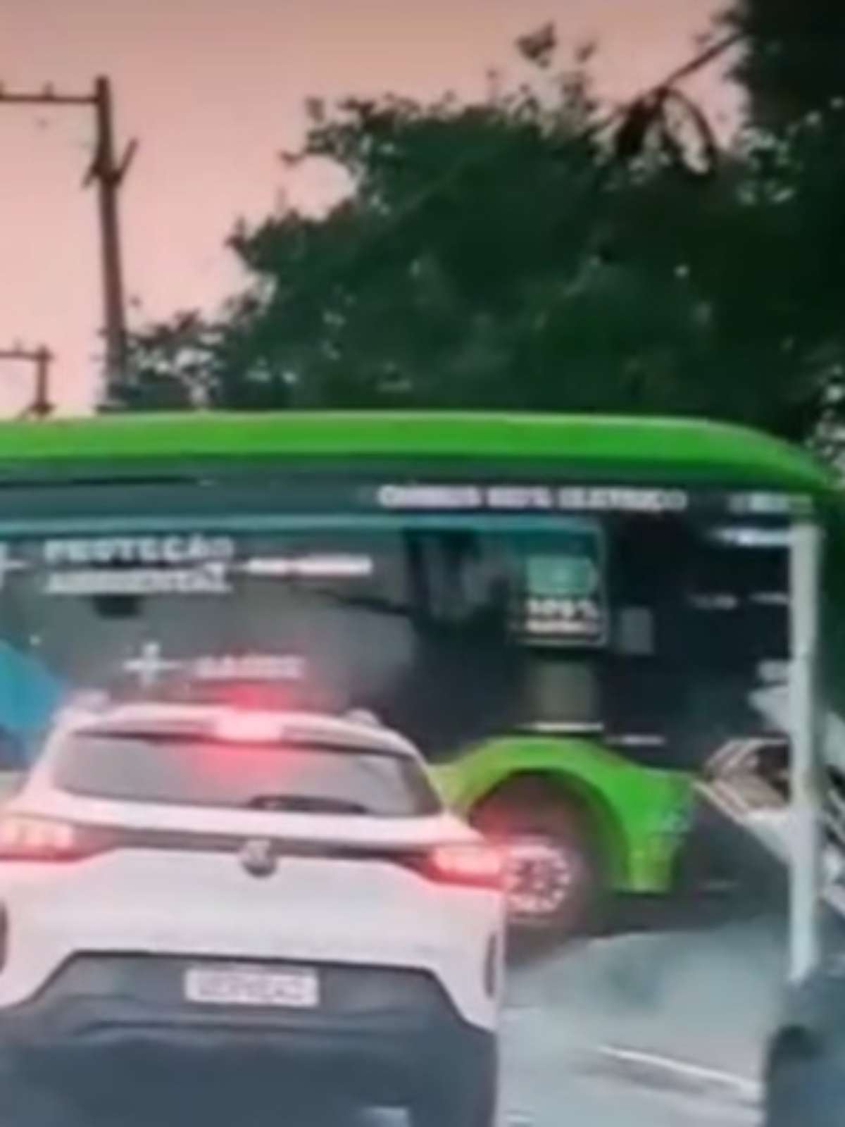 Ônibus atinge carros e bate em muro de escola no Jabaquara, em São Paulo