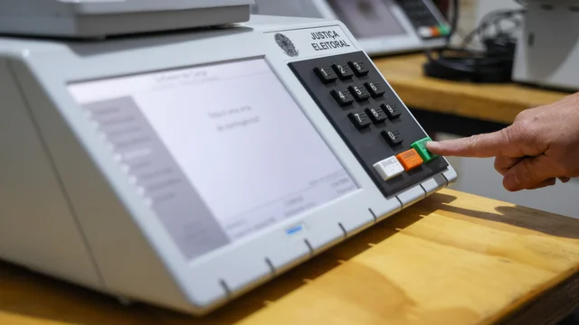 Quais países além do Brasil usam urna eletrônica?