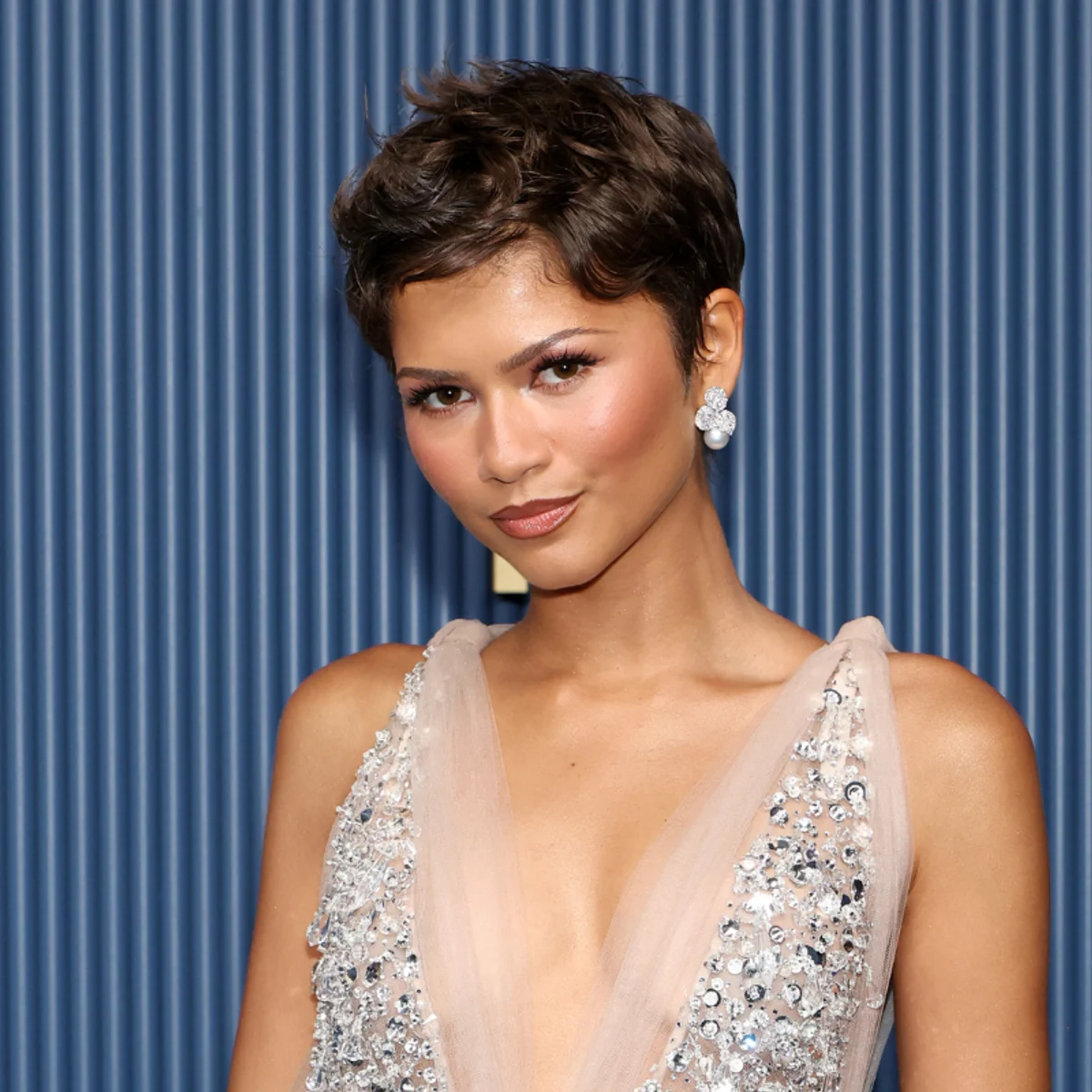 Zendaya aposta no corte pixie para o Emmy 2026; inspire-se no visual