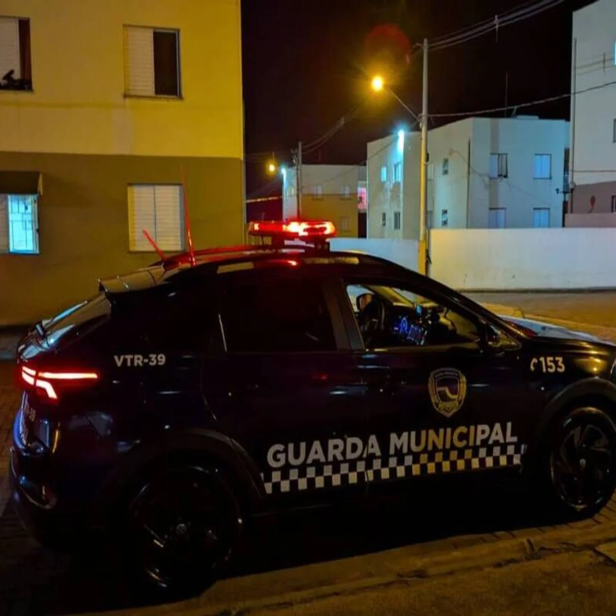 Mãe é presa ao deixar 2 crianças com idoso de 79 anos e mobilidade reduzida