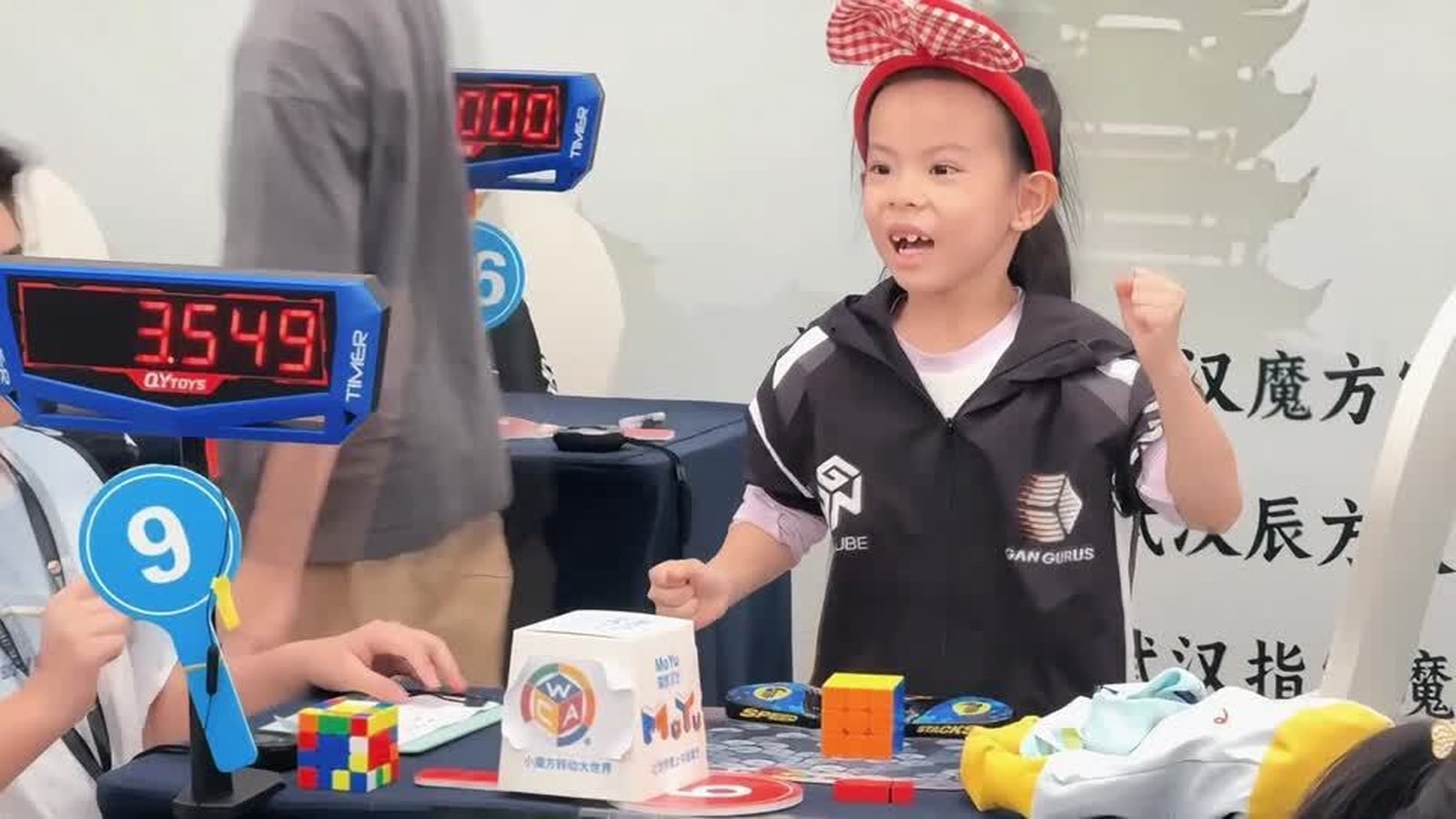Menina chinesa de seis anos quebra recorde mundial com o Cubo Mágico