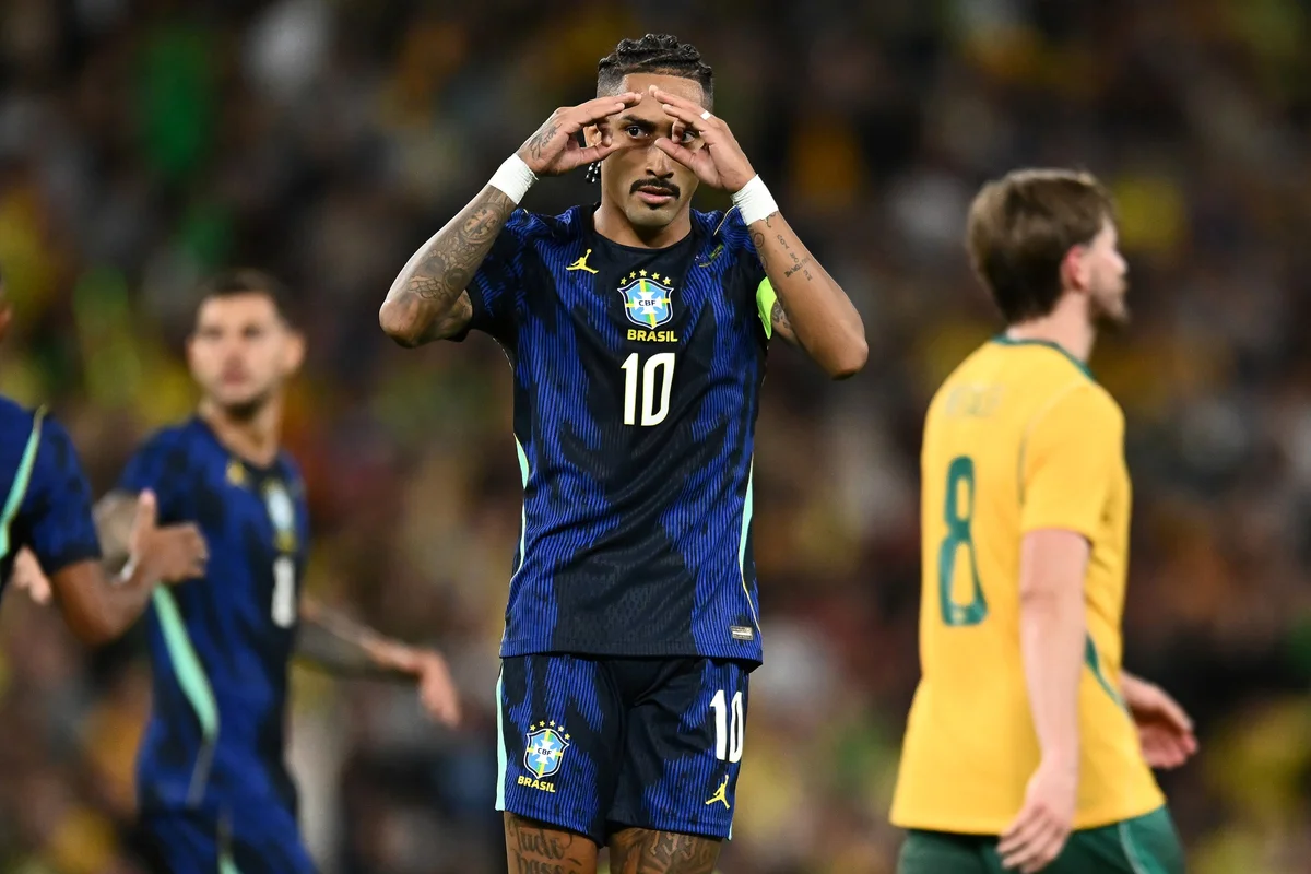Raphinha sente desconforto na coxa e é substituído no intervalo