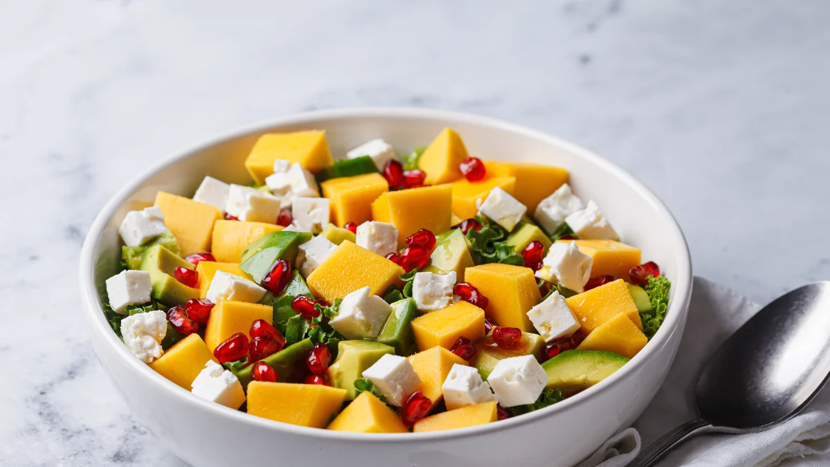 Salada de manga é receita prática e refrescante para o dia a dia
