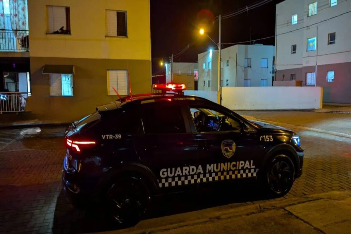Mãe é presa ao deixar 2 crianças com idoso de 79 anos e mobilidade reduzida
