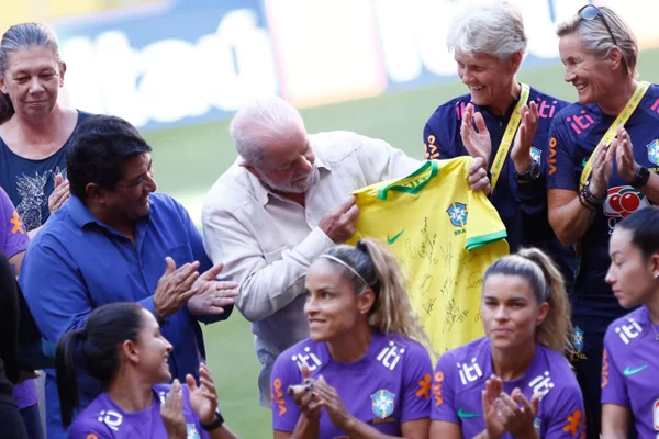 Lula sanciona lei para fortalecer e incentivar o futebol feminino no Brasil
