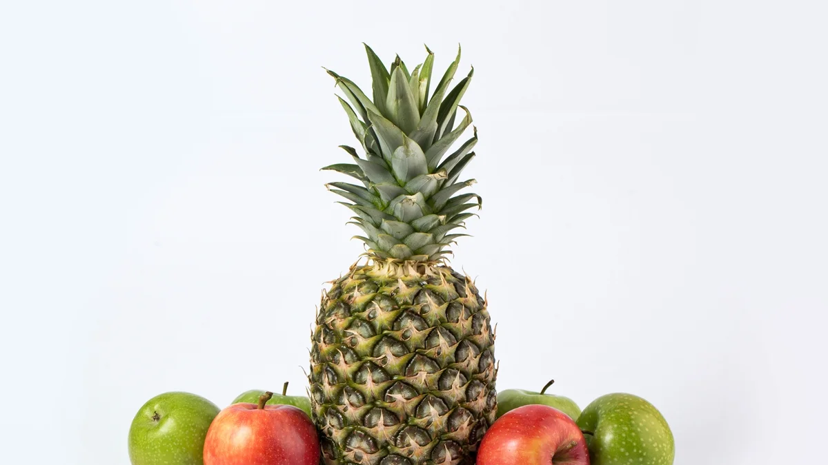 Suco verde com maçã e abacaxi promove saciedade e ajuda na saúde intestinal