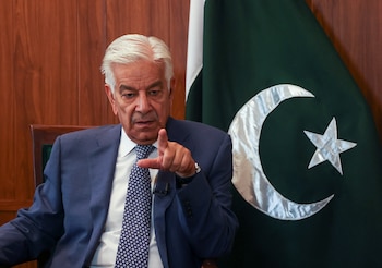 El ministro de Defensa de Pakistán, Khawaja Muhammad Asif, gesticula durante una entrevista con Reuters en Islamabad, Pakistán, el 8 de mayo de 2025 REUTERS/Fayaz Aziz