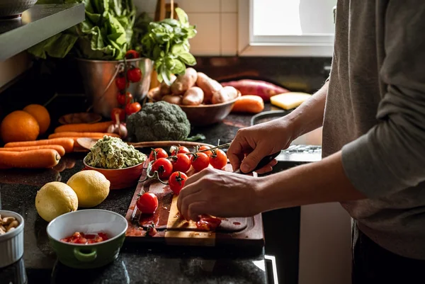Bolo de milho engorda? Nutricionista explica como incluir na dieta