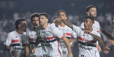 Calleri comemora com companheiros de S&atilde;o Paulo gol da vit&oacute;ria sobre o Inter Foto: Werther Santana/Estadao / Estad&atilde;o