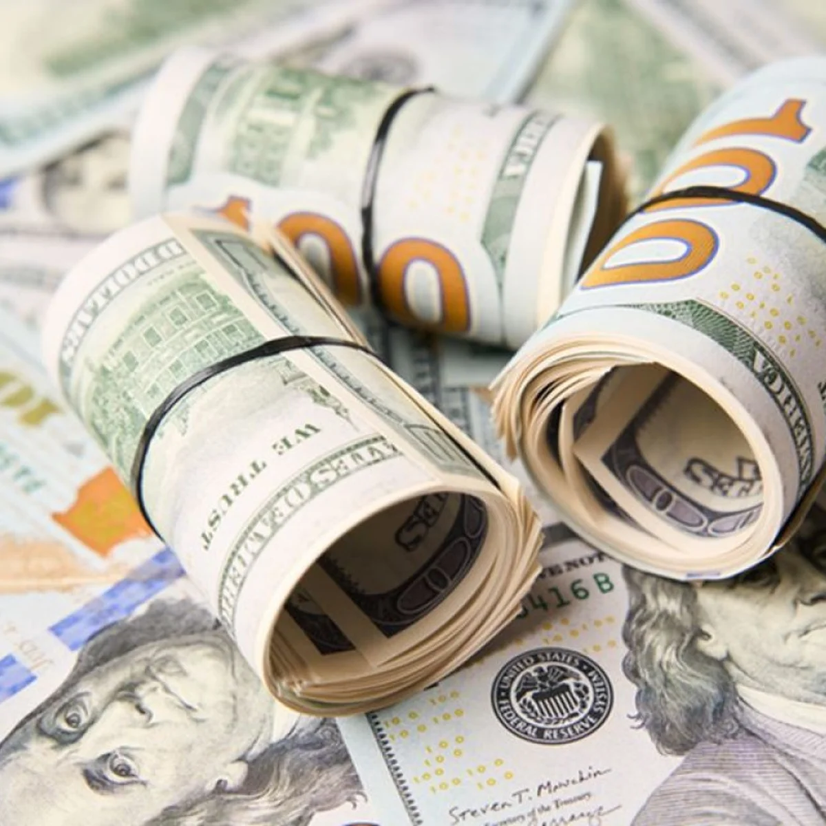 Dólar cai no pregão, mas sobe na semana com eleição, juros nos EUA e guerra