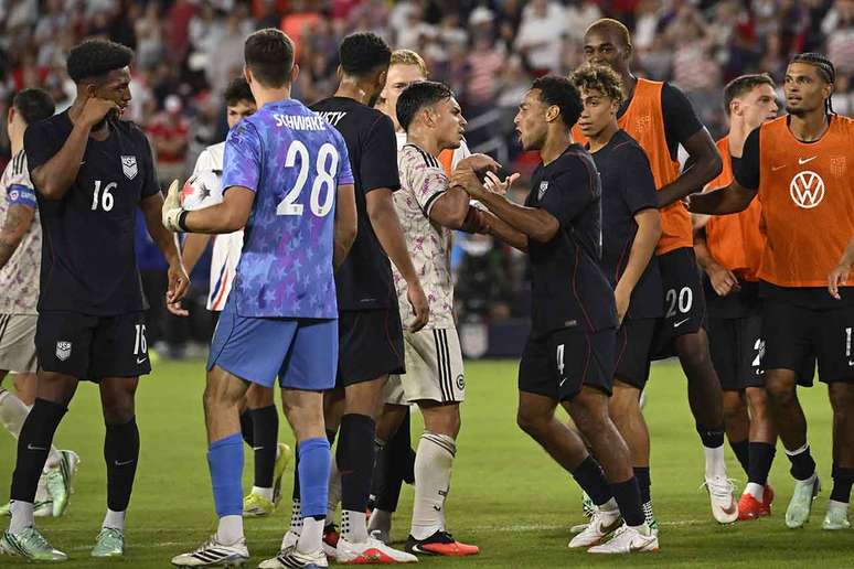 Confusão marca fim de jogo em amistoso entre EUA e Chile